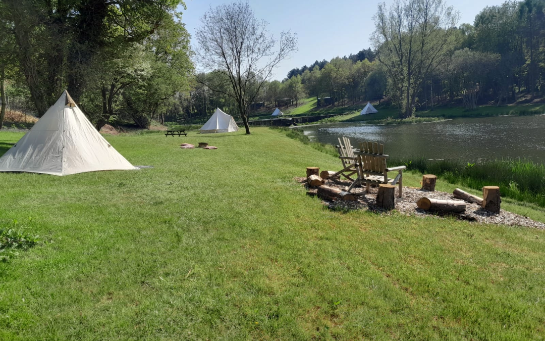 Bell tent Glamping with lakeside seating to enjoy the views at Holt Hollow