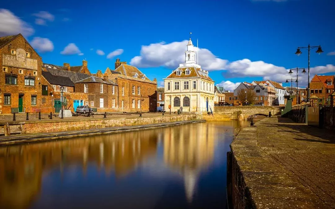 the customs house in kings lynn on the side of the river ouse which is ideal to visit when camping near king's lynn